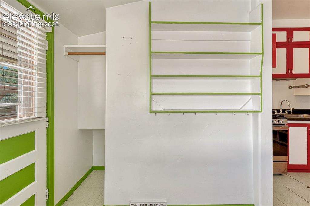 Image 8 of 50: Kitchen