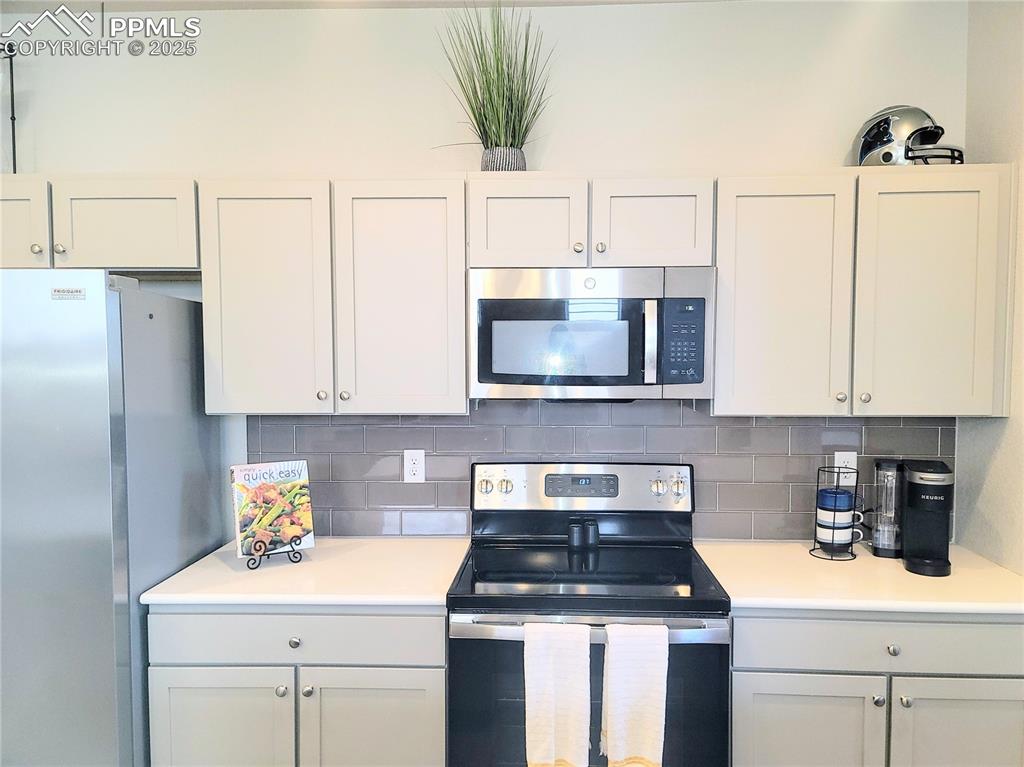 Image 10 of 50: Kitchen