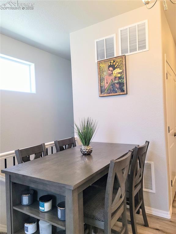 Image 14 of 50: Dining Area