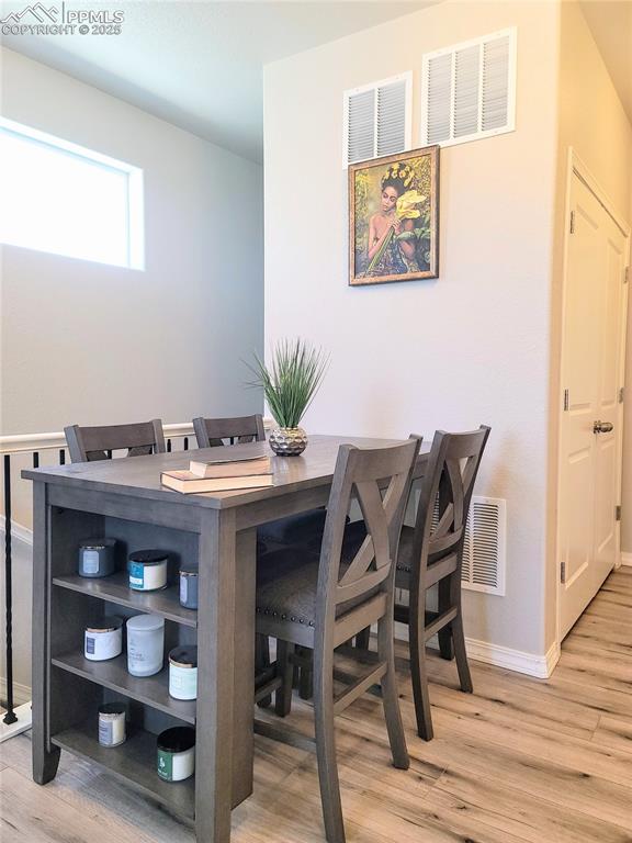 Image 15 of 50: Dining Area