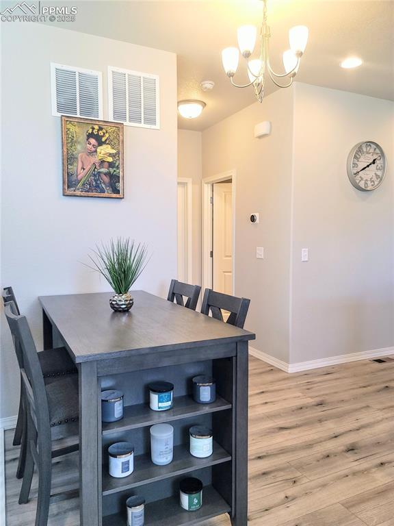 Image 16 of 50: Dining Area