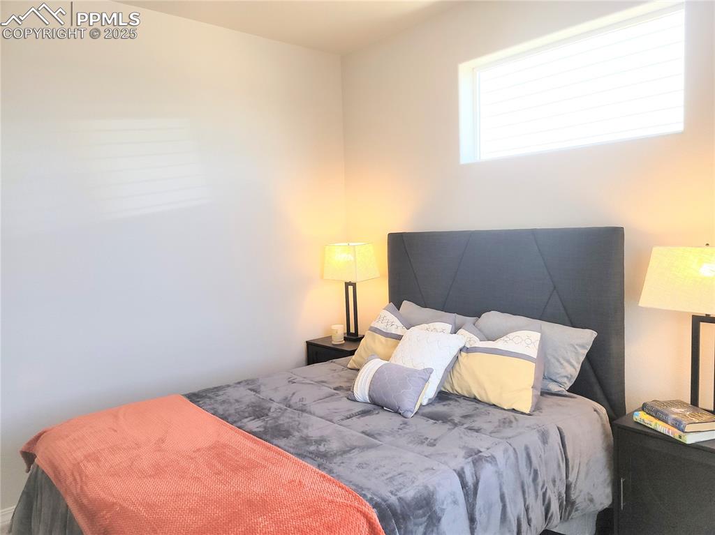 Image 19 of 50: Bedroom