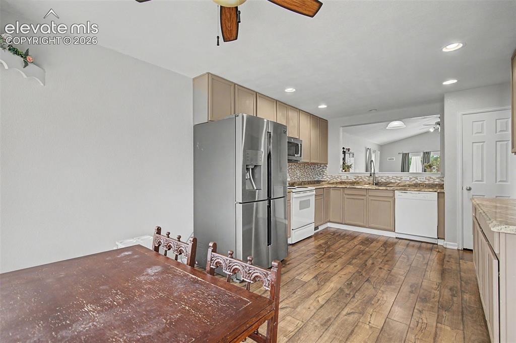 Image 10 of 41: Kitchen