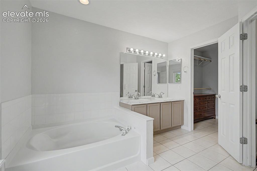 Image 17 of 41: Bathroom