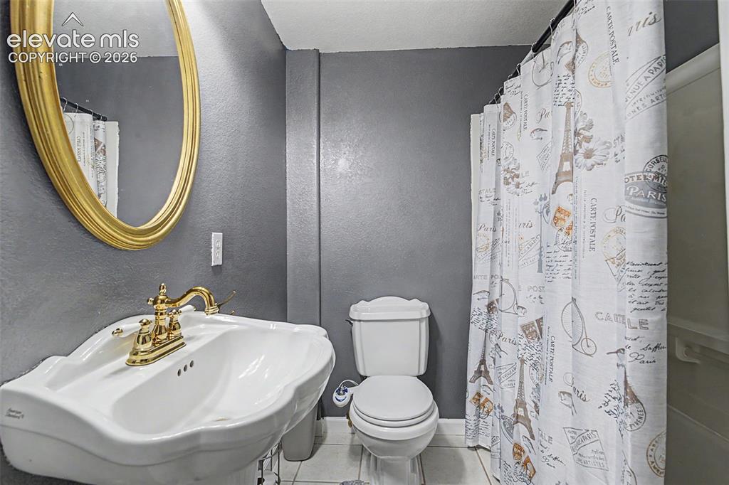 Image 34 of 41: Bathroom