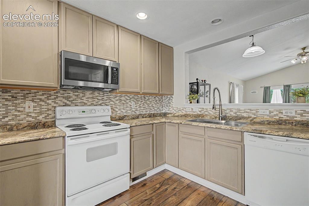 Image 8 of 41: Kitchen
