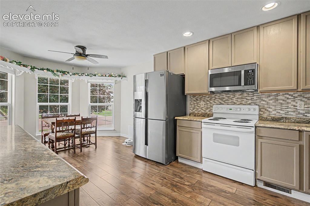 Image 9 of 41: Kitchen