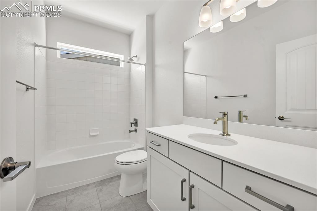 Image 19 of 42: Bathroom