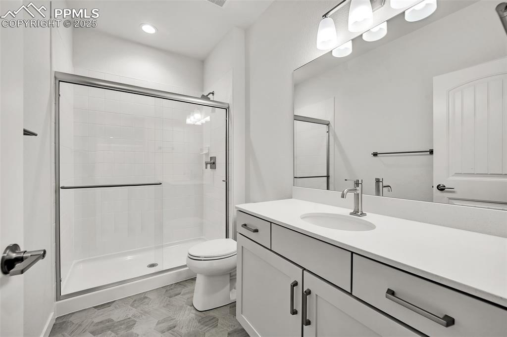 Image 35 of 42: Bathroom