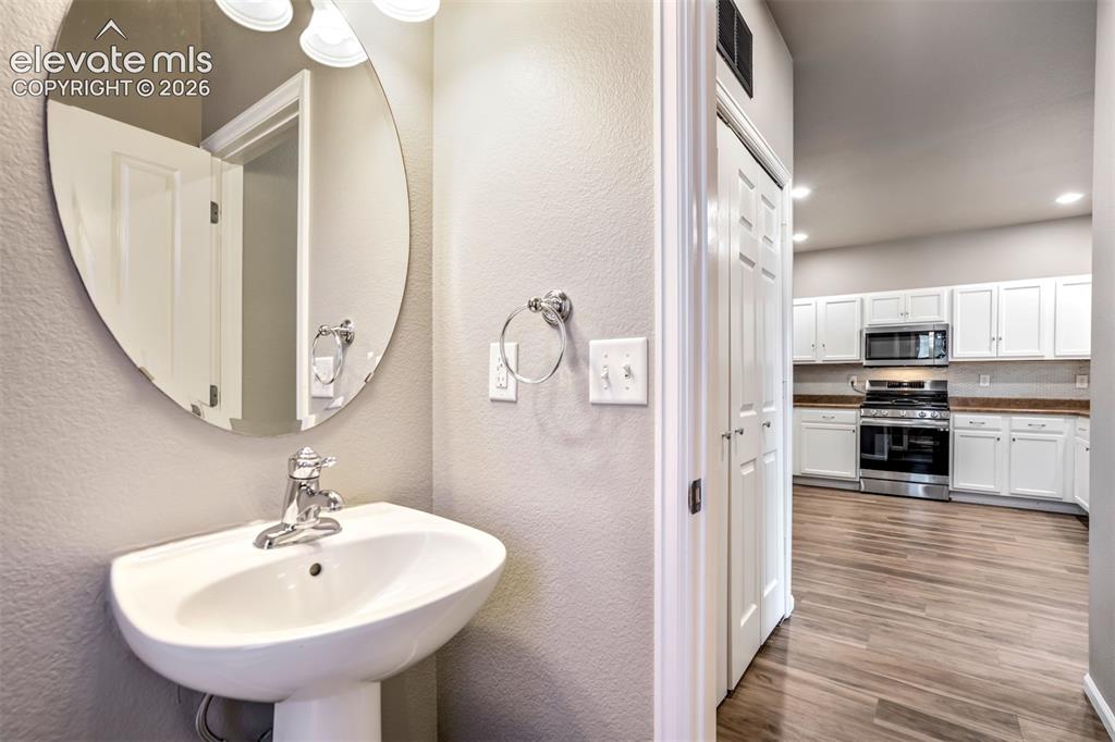 Image 18 of 50: Bathroom