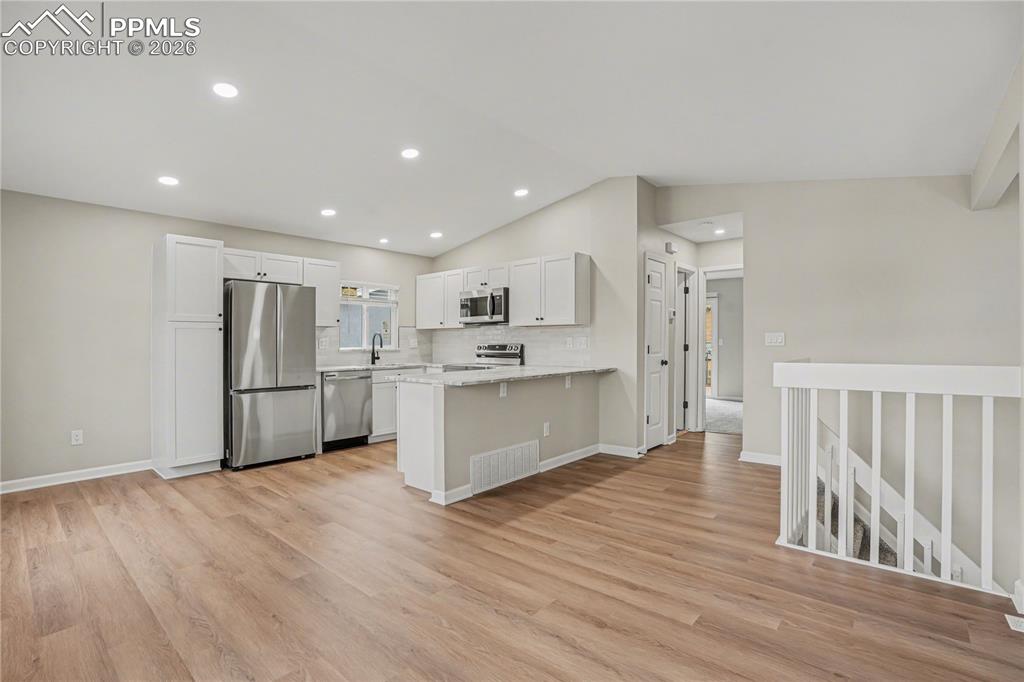 Image 22 of 34: Kitchen