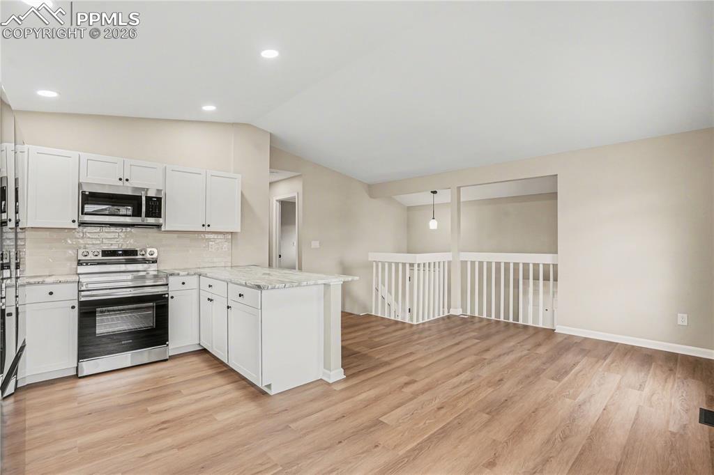 Image 23 of 34: Kitchen