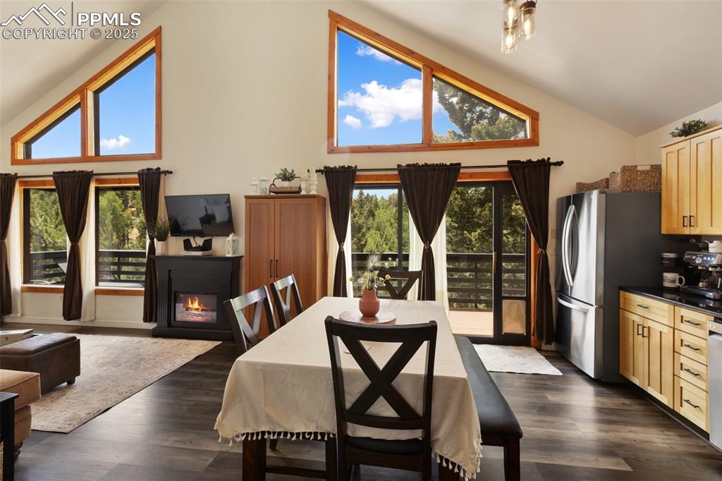 Image 16 of 50: Dining Area
