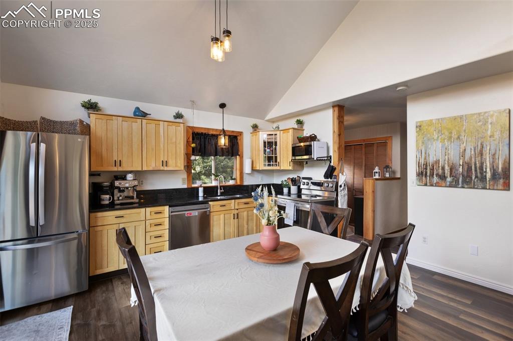 Image 17 of 50: Kitchen