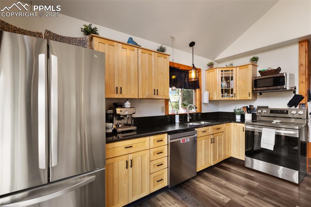 Image 19 of 50: Kitchen