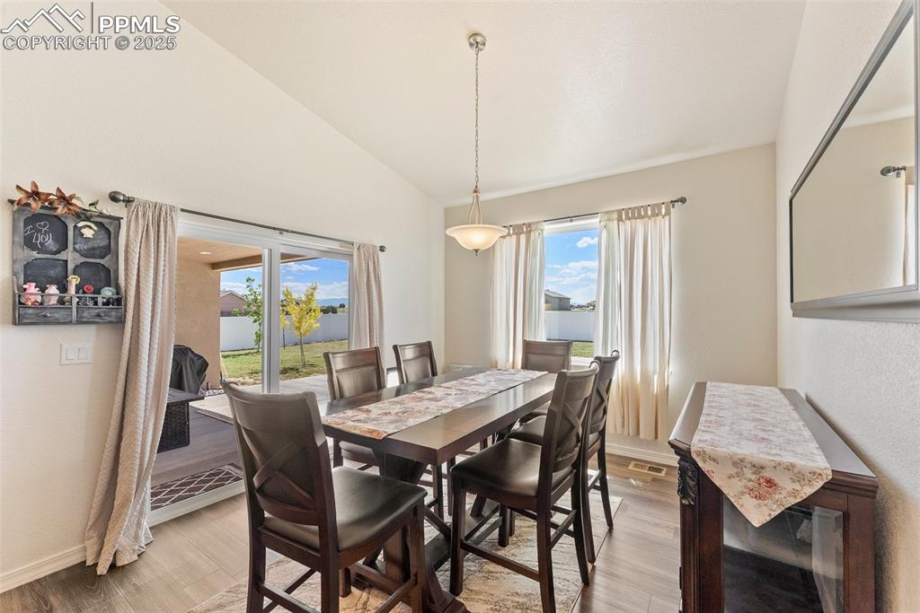 Image 10 of 40: Dining Area