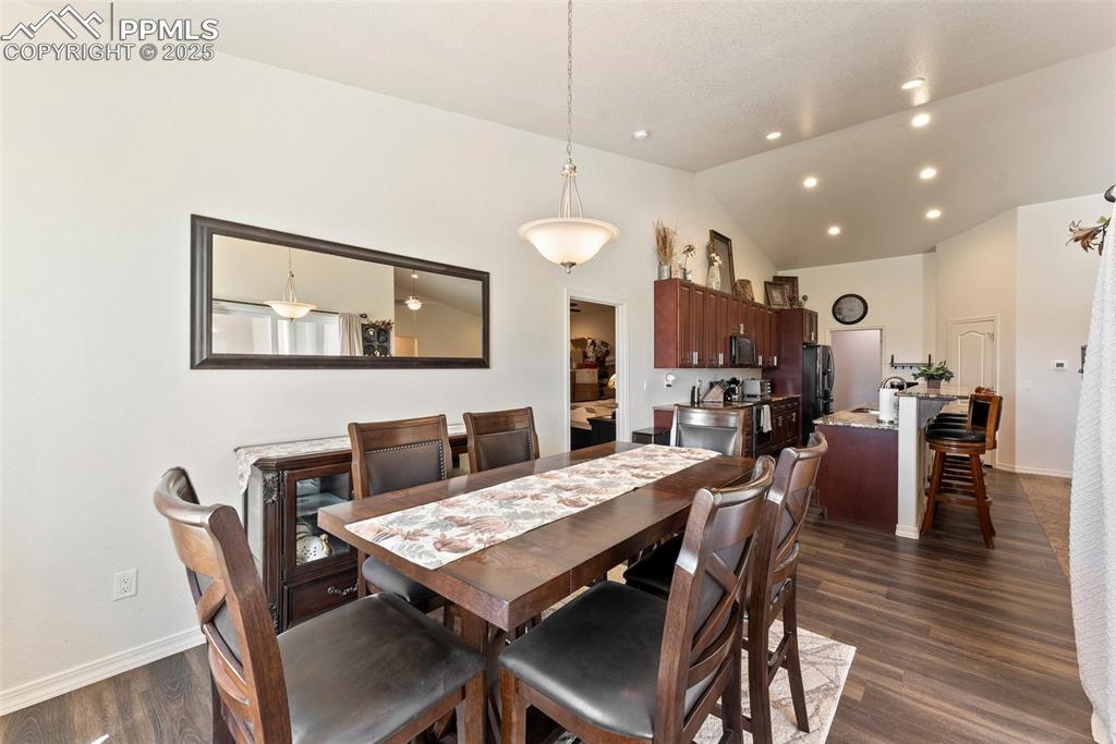 Image 11 of 40: Dining Area