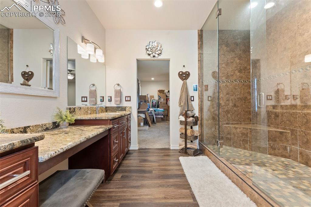 Image 17 of 40: Bathroom