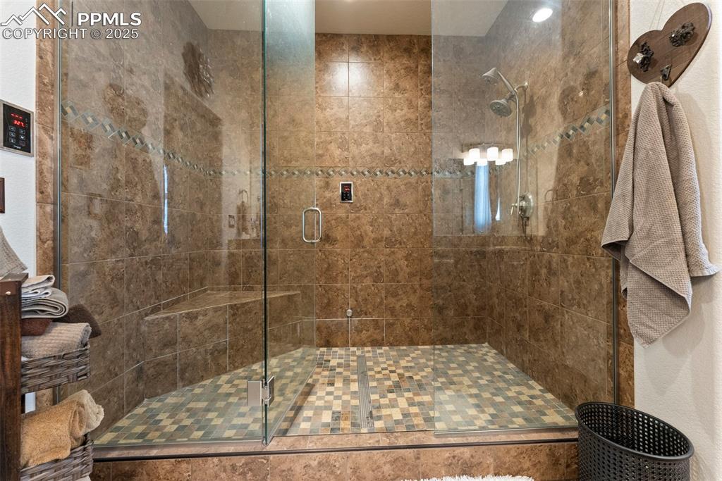 Image 18 of 40: Bathroom