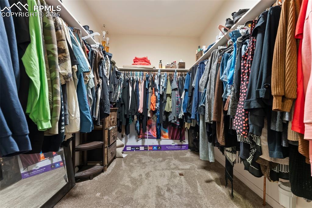Image 19 of 40: Closet