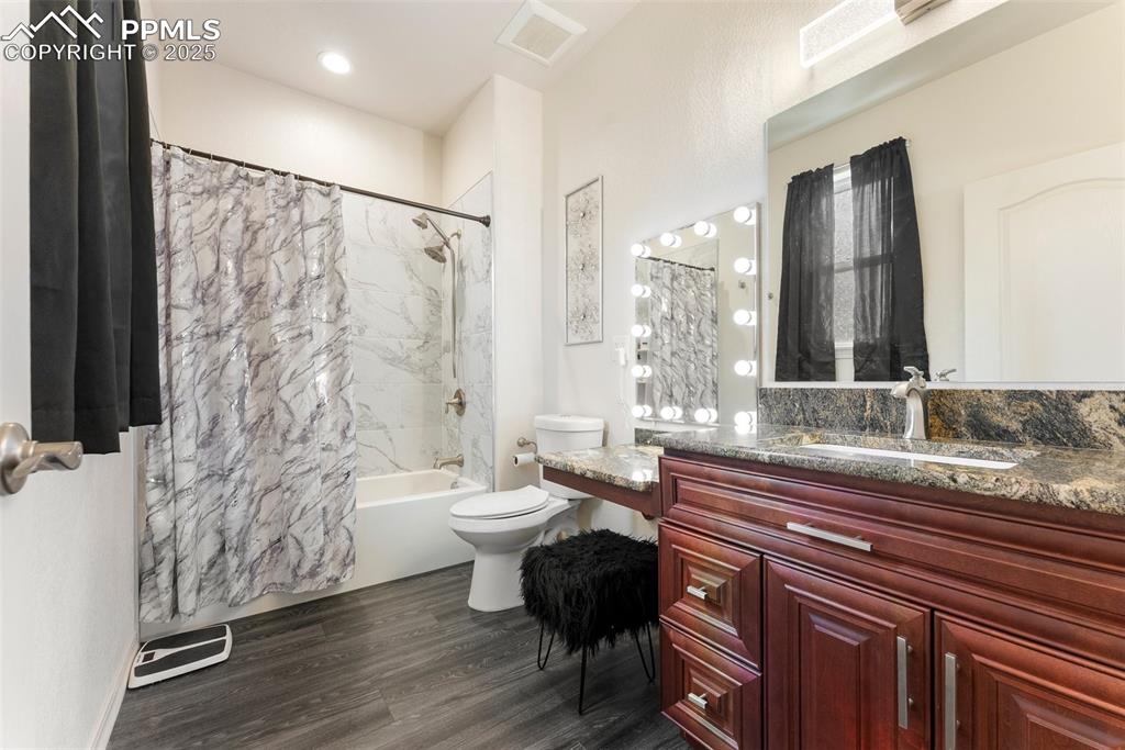 Image 22 of 40: Bathroom