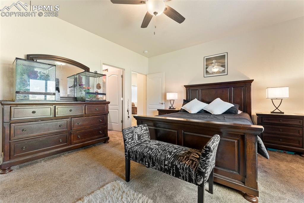 Image 23 of 40: Bedroom