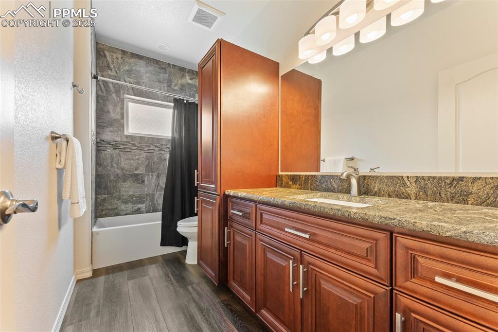 Image 25 of 40: Bathroom