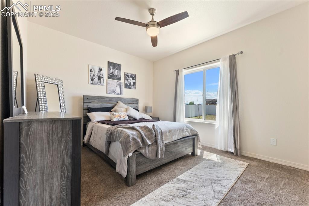 Image 26 of 40: Bedroom