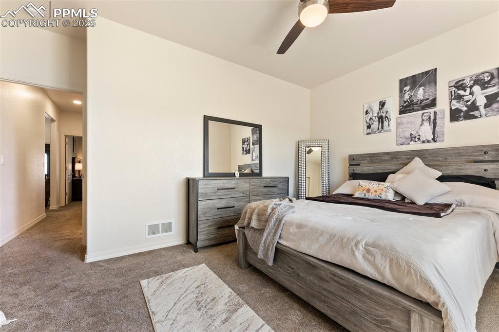 Image 27 of 40: Bedroom