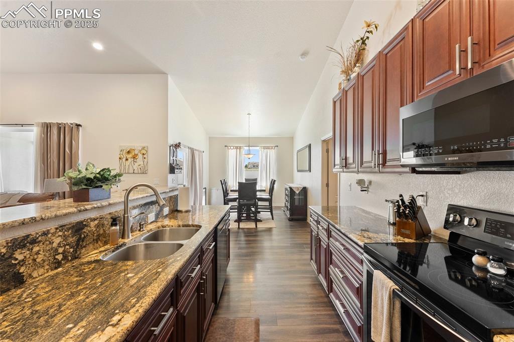 Image 7 of 40: Kitchen