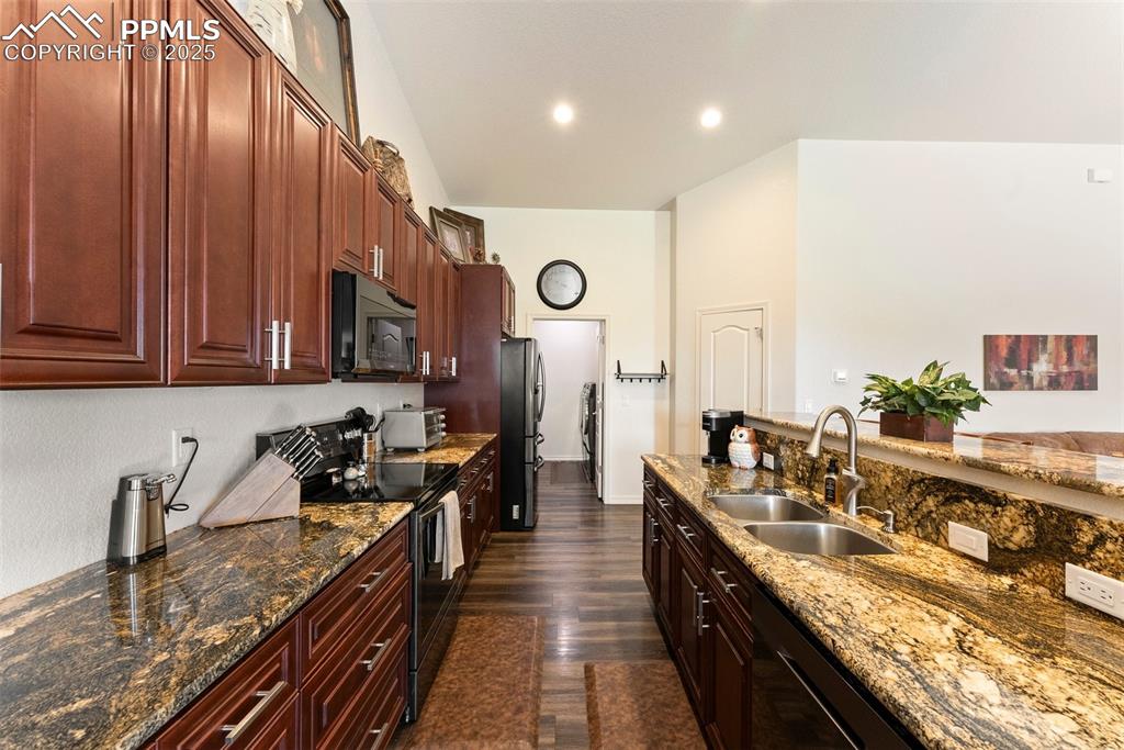 Image 8 of 40: Kitchen