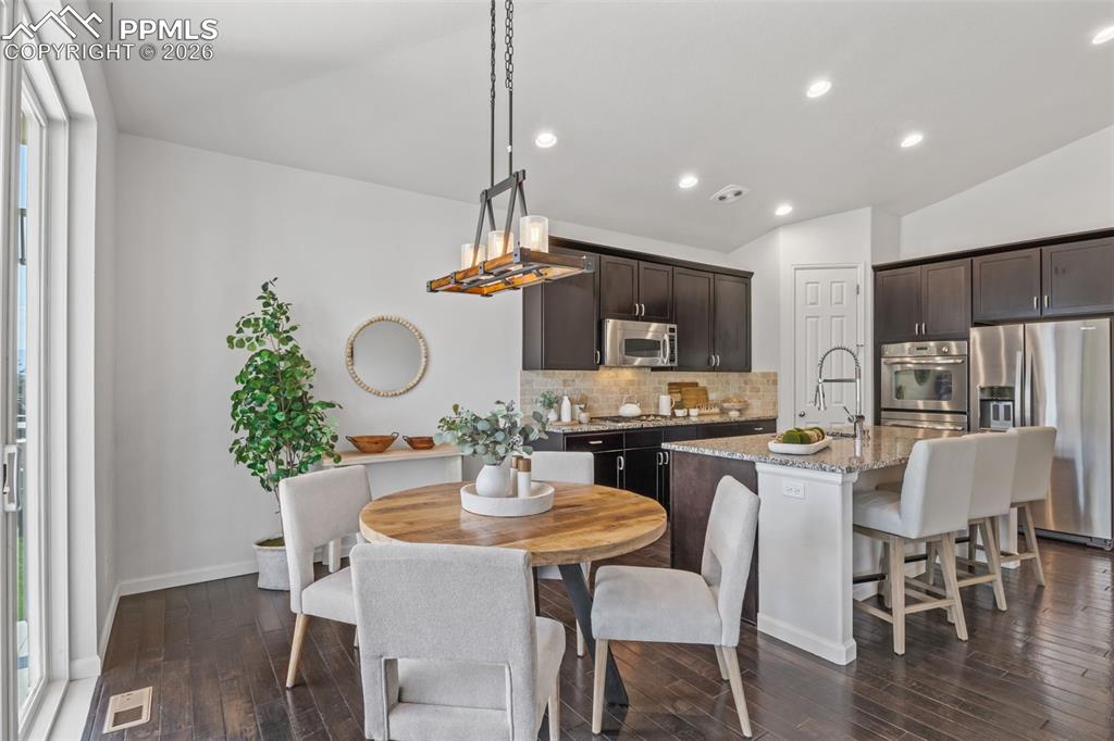 Image 17 of 50: Dining Area