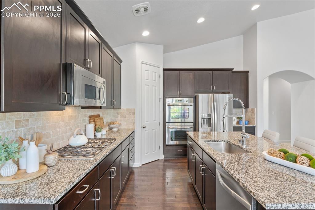 Image 19 of 50: Kitchen