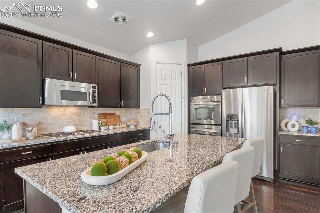 Image 20 of 50: Kitchen