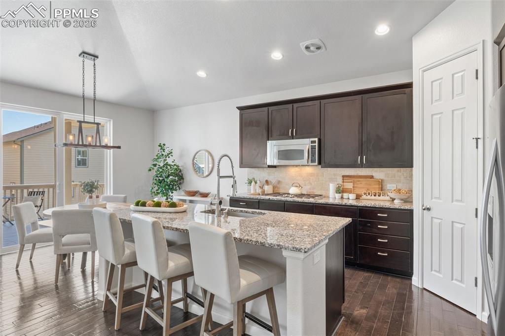 Image 21 of 50: Kitchen