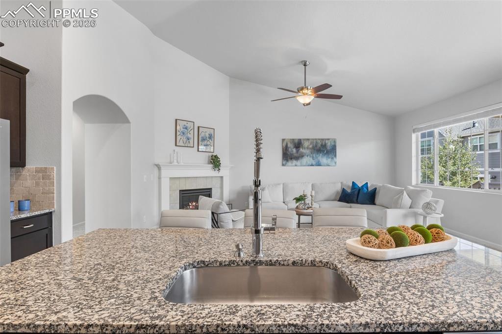 Image 22 of 50: Kitchen