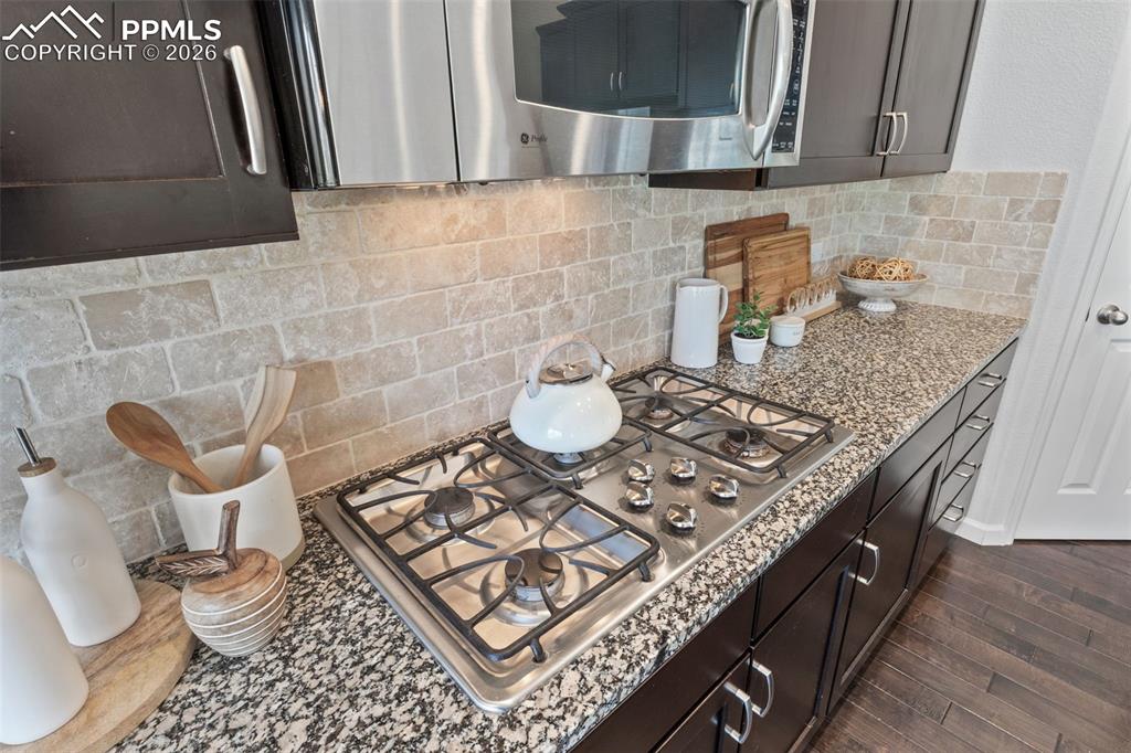 Image 23 of 50: Kitchen