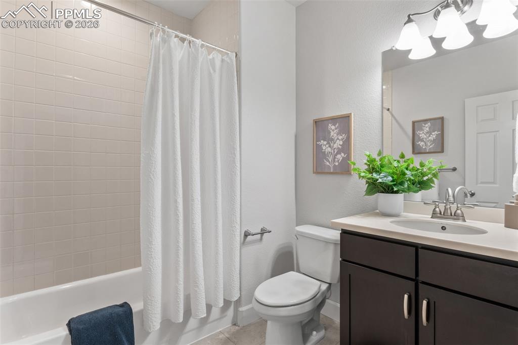 Image 34 of 50: Bathroom