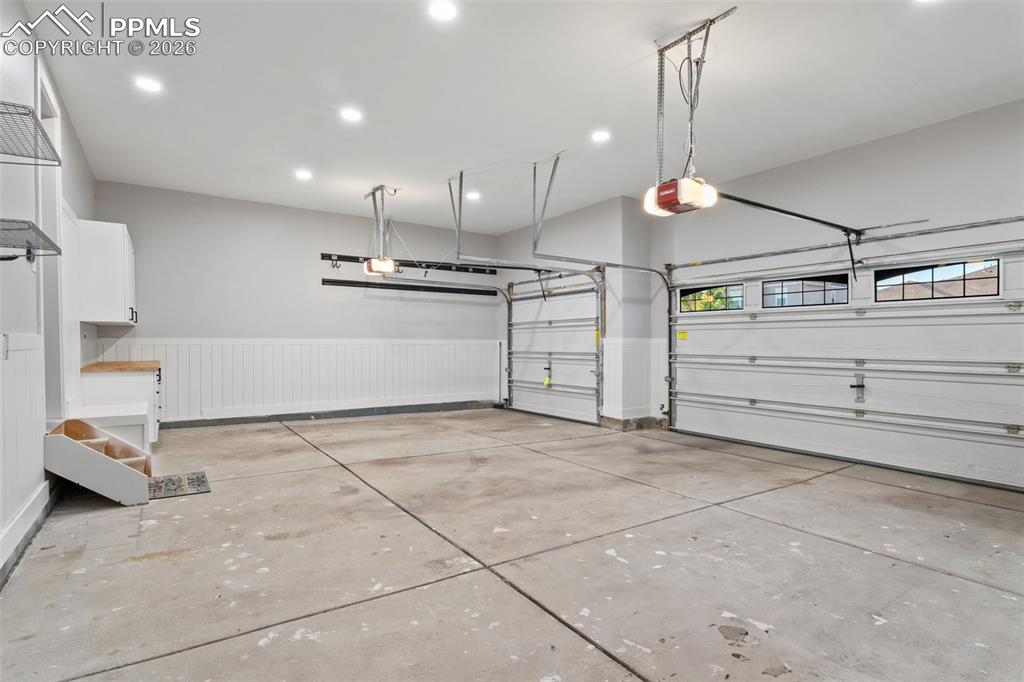 Image 43 of 50: Garage