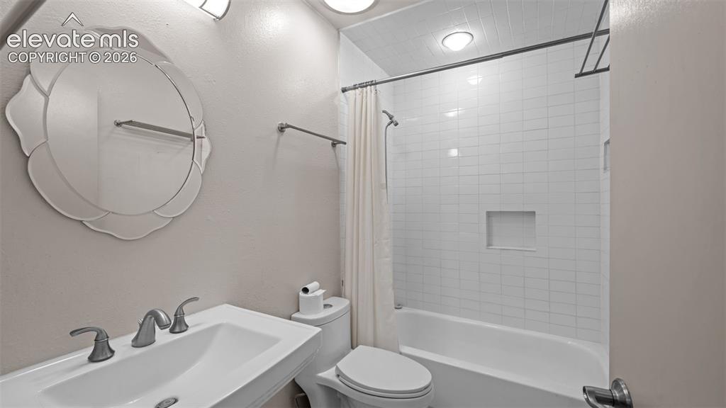 Image 15 of 43: Bathroom