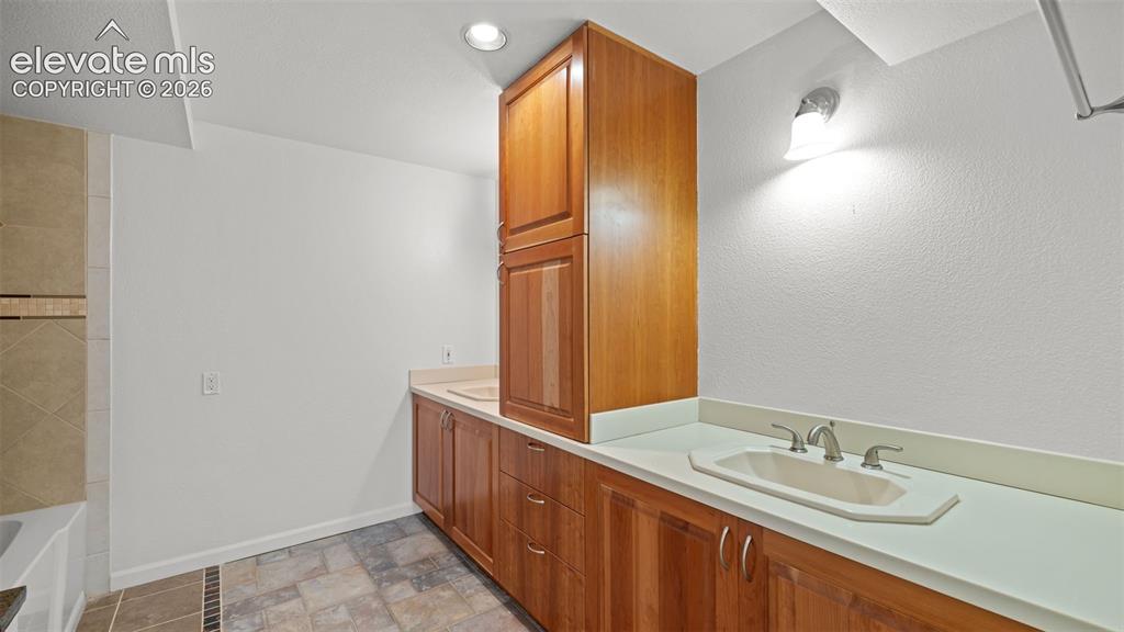 Image 32 of 43: Bathroom