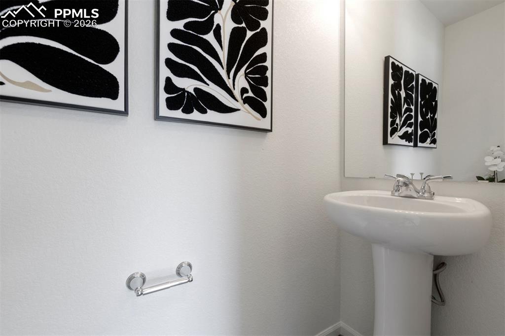 Image 10 of 17: *Photos of a model home*