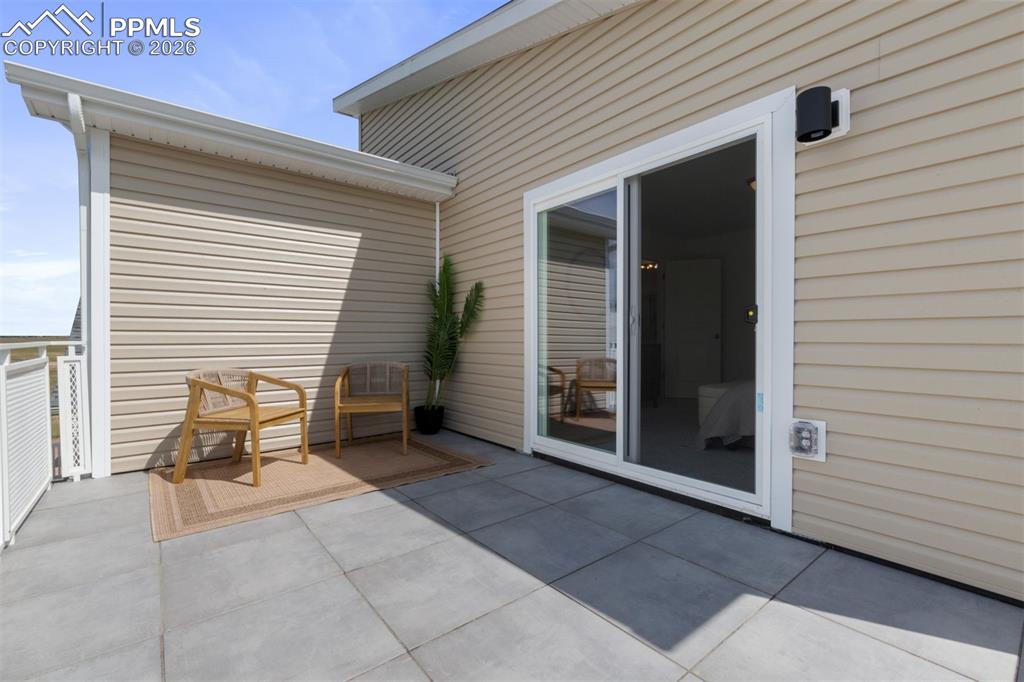 Image 14 of 17: *Photos of a model home*