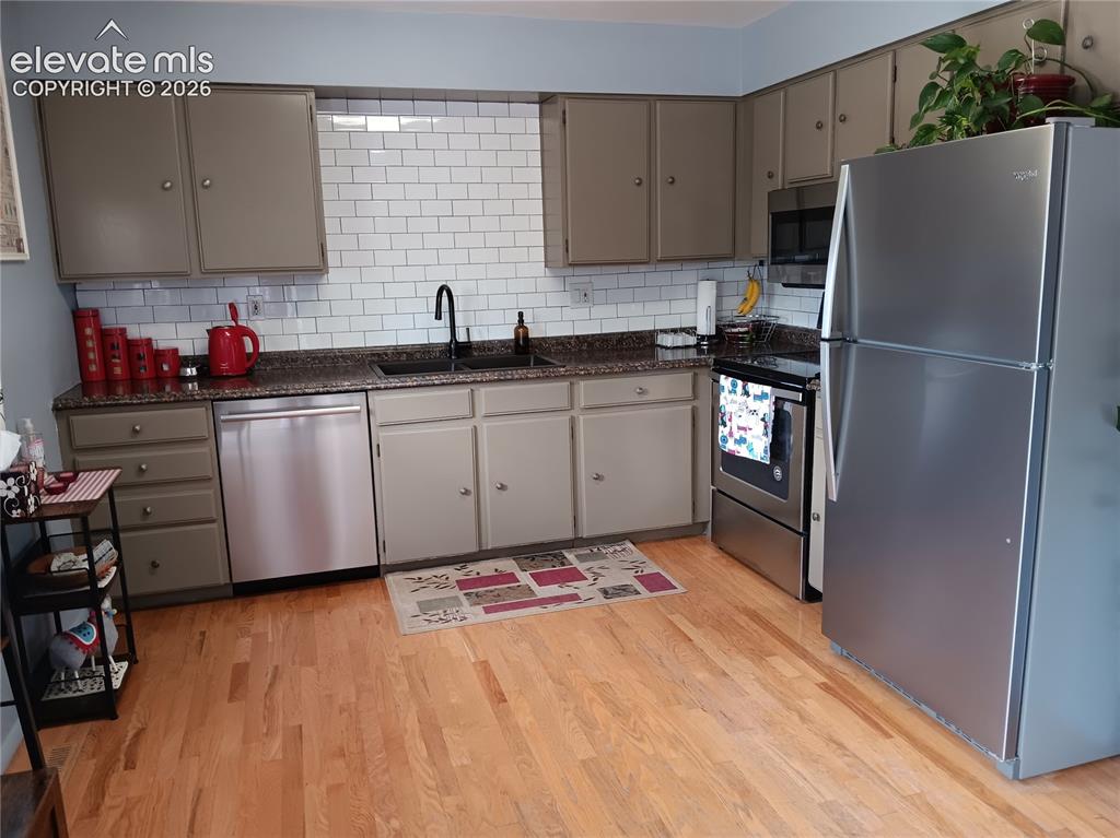 Image 16 of 37: Kitchen