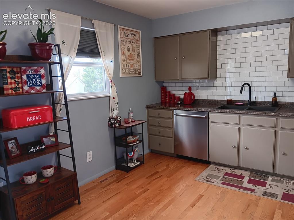 Image 17 of 37: Kitchen