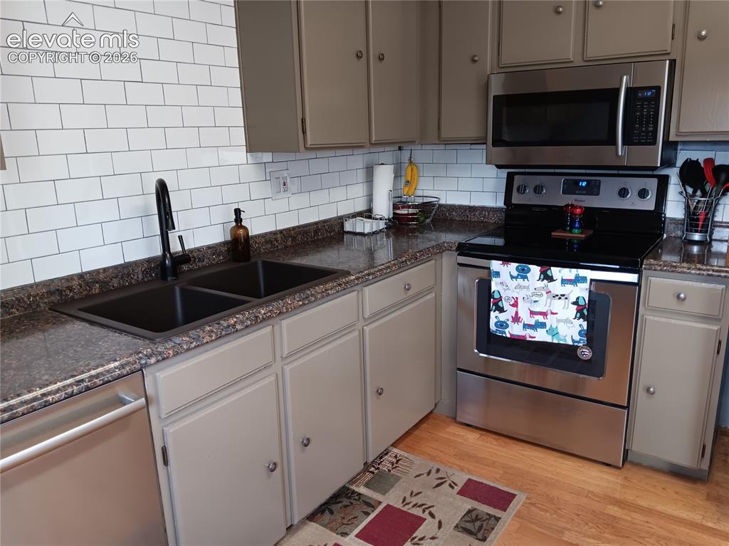 Image 19 of 37: Kitchen