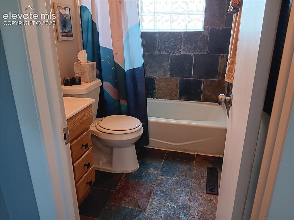 Image 25 of 37: Bathroom