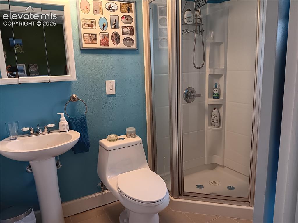 Image 31 of 37: Bathroom