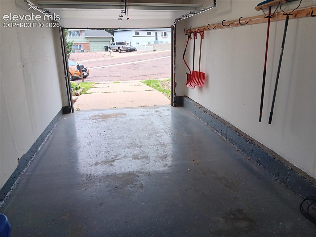 Image 36 of 37: Garage