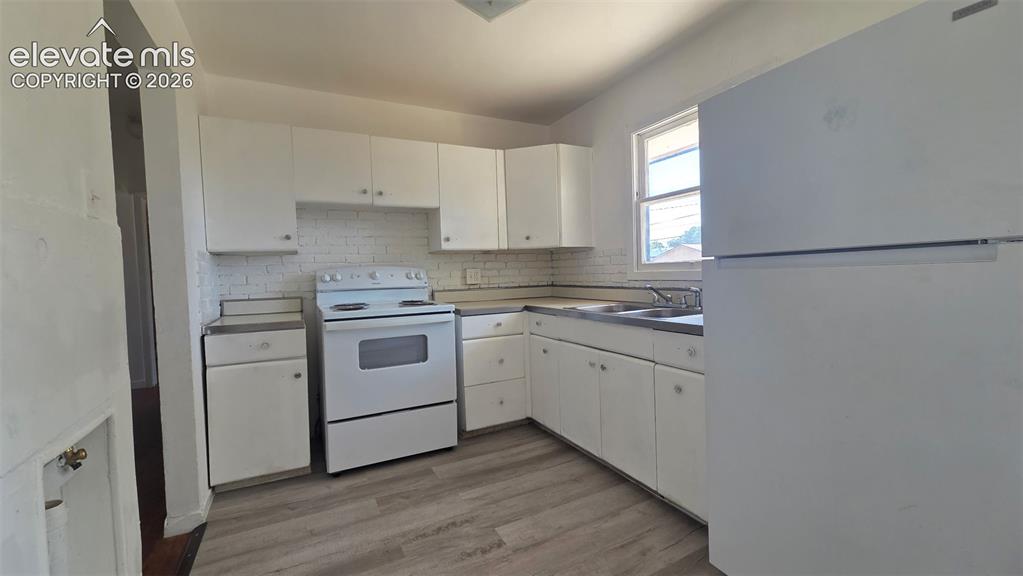 Image 4 of 16: Kitchen